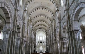 Interior de la Iglesia de Sainte Madeleine, Vezelay, Francia © Thierry de Villepin