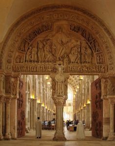 Tímpano central del nártex de la iglesia de Santa María de Vezelay, Francia © Vassil