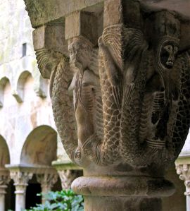Capitel con figuración fantástica: sirenas de doble cola, Monasterio de San Pere de Galligants, Girona © chosovi