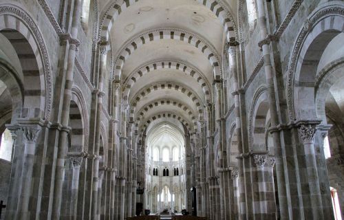 Interior de la Basílica de Sainte Madeleine de Vezelay, Francia, siglo XII © Thierry de Villepin