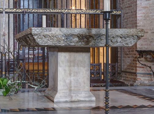 Mesa en mármol, por el maestro Bernardus Gilduinus, Saint Sernin de Toulouse © Pierre Selim