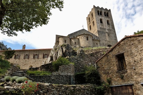 Monasterio de Saint-Martin-du Canigou, Pirineos Orientales, Francia © Doronenko
