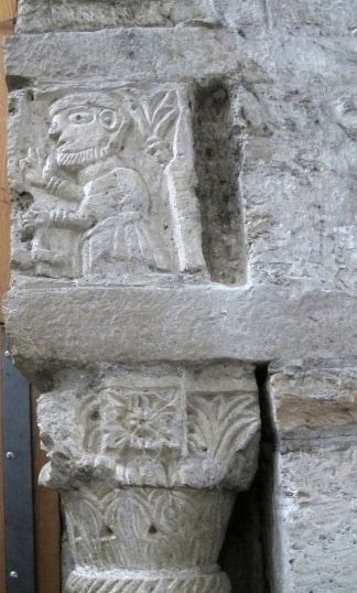 Capitel en la iglesia abacial de Saint Philibert de Tournous, figura de Gerlanus © Vriescan