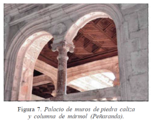 Palacio de muros de piedra caliza y columna de mármol (Peñaranda de Duero)
