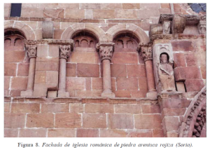 Fachada de iglesia románica de piedra arenisca rojiza, Soria