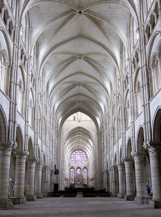 Interior de la catedral gótica de Laon, Francia © velvet