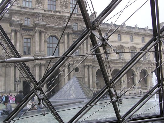 Detalle constructivo de la pirámide del Louvre, París © Conxa Roda