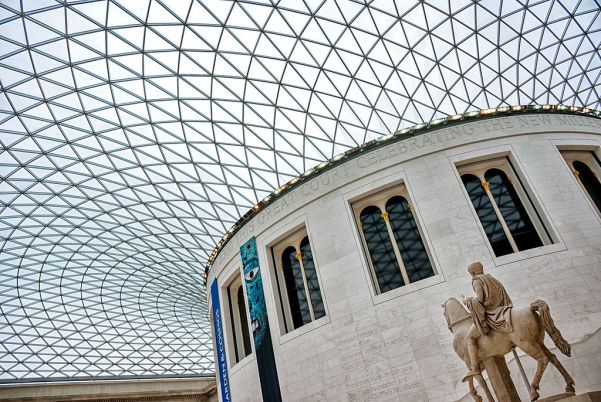 Detalle de la cubierta de acero y cristal del Museo Británico, Londres © Qmin